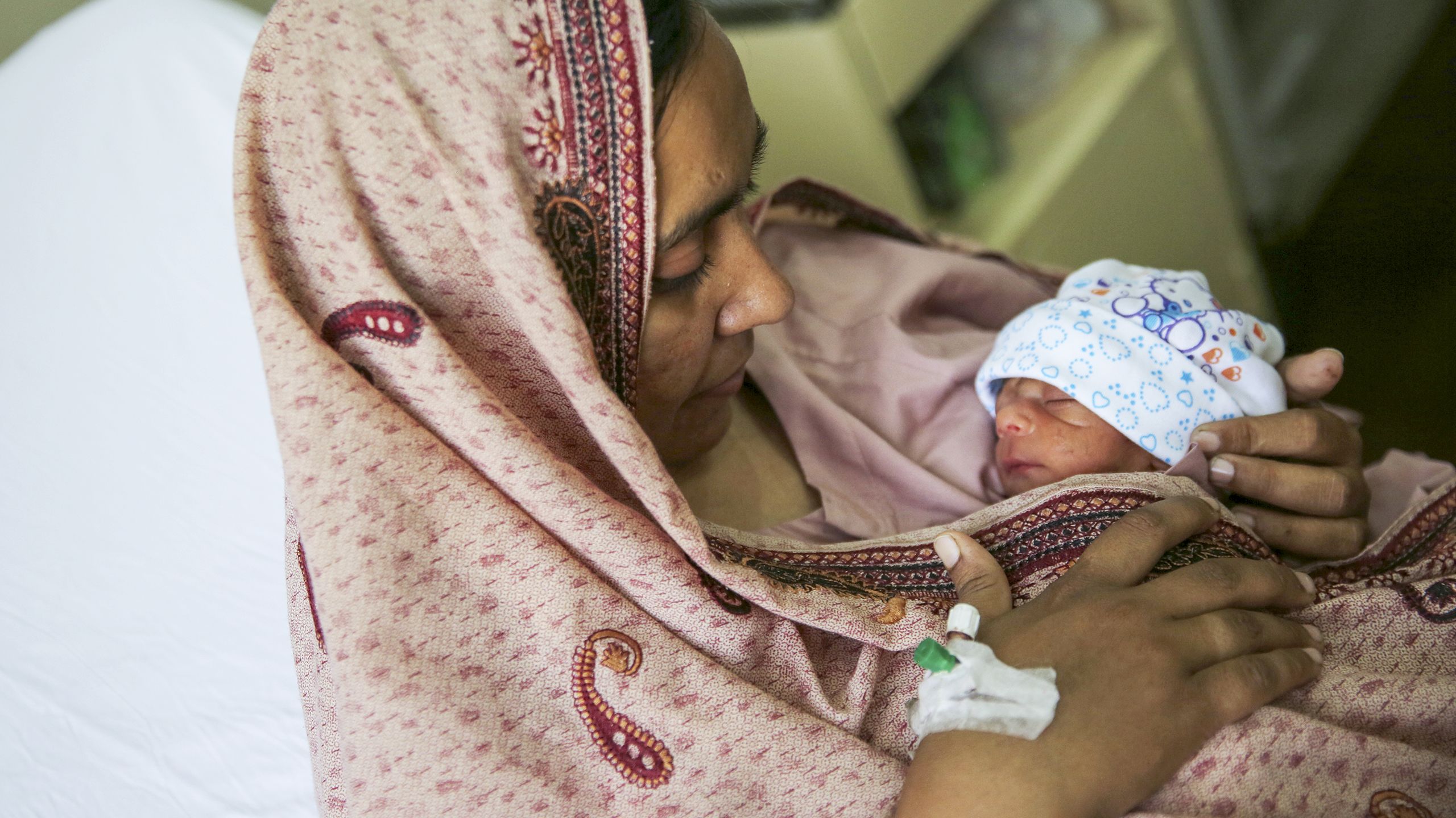 Une femme tient son nouveau-né dans ses bras, Pakistan